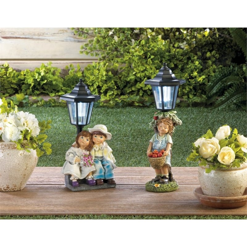 Zingz & Thingz Multicolored Plastic Couple with Solar Street Light Statue
