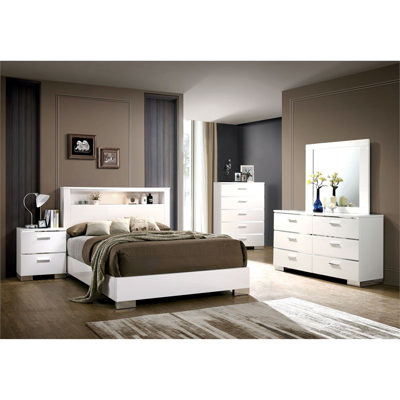 Bowery Hill Contemporary Wooden Chest with 5 Spacious Drawers in White