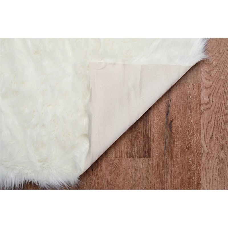 Riverbay Furniture Transitional Faux Fur Tufted Acrylic 5'x7' Rug in White