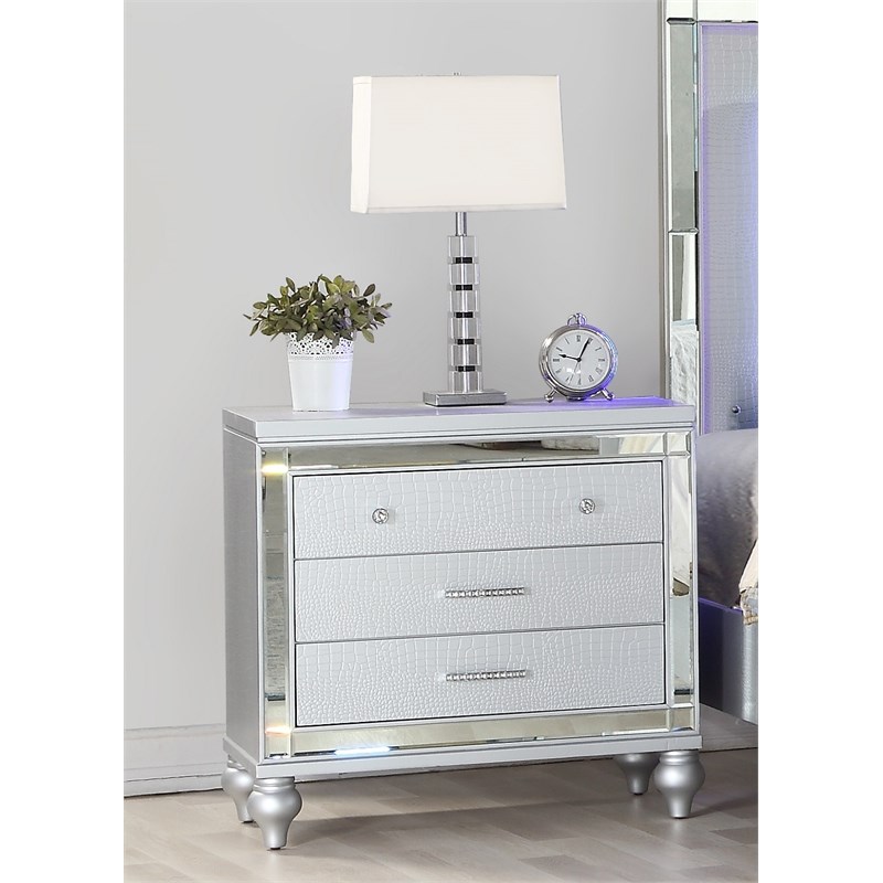 Sterling King 5-N LED Bedroom set made with wood in Silver Color